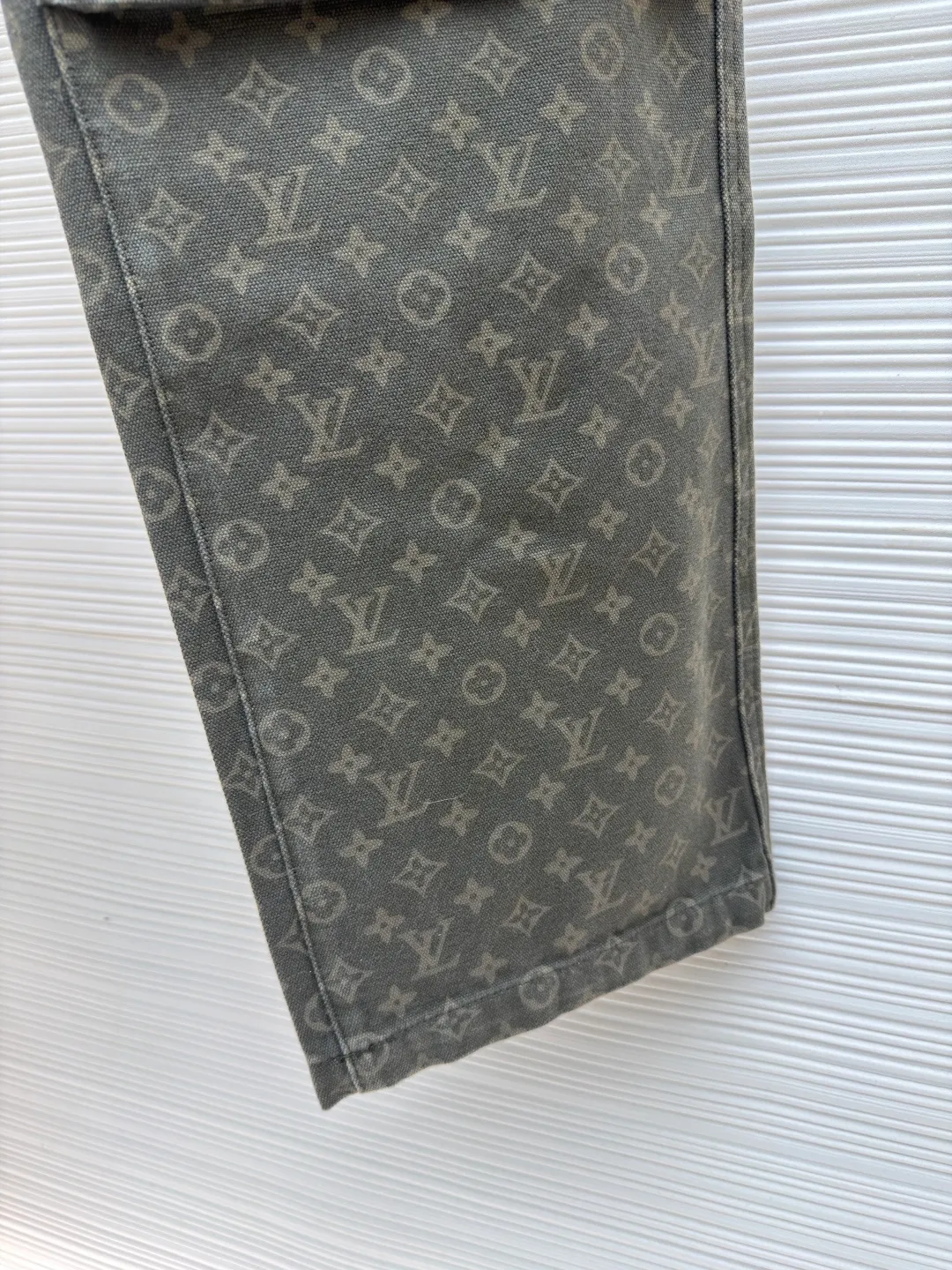 LOUIS VUITTON full-print jacquard pocket trousers and jeans ●Original version: Purchased and developed for 15900 ●Item number: 1682470-B45 ●Material: denim fabric ●Technology: jacquard production ●Color: vintage green ●Version: fitted version ●Weight: about 925 grams ●Size: 28-30-32-34-36 ●Description: These Louis Vuitton all-over printed presbyopia overalls are made of heavy twill denim. The fabric has been stone washed and distressed to create a soft and skeletal texture, while giving the pants a retro distressed tone. The body of the trousers adopts the all-over printing process of the brand's classic presbyopic pattern. The printing is processed by digital direct printing and high-temperature color fixation. The color reproduction is high and is not easy to fade and crack. The workwear-style large pockets are made with three-dimensional tailoring technology. The bag mouth is reinforced with double-needle stitching, which combines practicality and design. The waistband adopts a classic button-zipper opening and closing design, with adjustable trousers details. The trousers are straight-cut and have raw edges. The overall fabric processing and structural sewing follow the brand's high-end clothing technology. Every seam is precisely positioned to make the trousers crisp and durable, perfectly integrating classic presbyopic elements and workwear style. The overall wiring is straight and delicate, the fabric is comfortable and soft, and the color is consistent without color difference. It can be matched with the same style to create a fashionable look and control various occasions. Customized accessories, complete with three standards, same style for men and women!